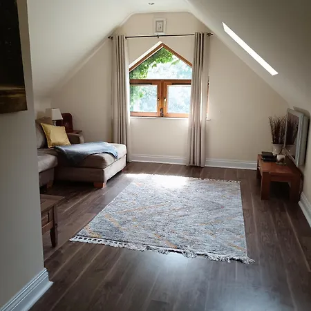 Victoria's Countryside Apartment *